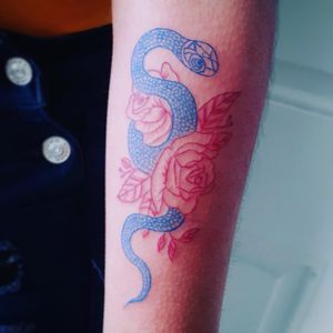 Snake Tattoo #ink #inked #inkedgirl #inkedlife #inkedup #inkedwoman #tattoogirl #tattoowoman #femaletattoo #femaletattooartist #femaleartist #womensempowerment #art #artwork #freestyle #flowertattoo #flowerpower #girlspower #snake #snaketattoo #ensenada #bajacalifornia #mexico 