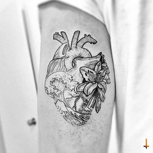 Nº723 #tattoo #tattooed #ink #inked #boyswithtattoos #heart #hearttattoo #flowers #floraltattoo #sea #thegreatwave #kanagawa #details #stencilstuff #eztattooing #ezcartridge #cheyennetattooequipment #hawkpen #bylazlodasilva