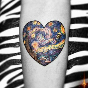 Nº806 #tattoo #tattooed #ink #inked #girlswithtattoos #vangogh #vincentvangogh #vangoghtattoo #paint #thestarrynight #starrynighttattoo #postimpressionism #heart #hearttattoo #stencillstuff #dynamiccolor #dynamicink #eztattooing #ezcartridge #cheyennetattooequipment #hawkpen #bylazlodasilva