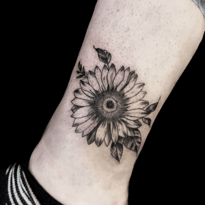 My attemt to do a flower. The idea was to add white highlights, but i guess i am not that experineced yet, and need to learn how to use it, because nothing really came out😅. #sunflower #flower #flowertattoo 