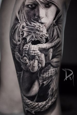 Woman-hold-baby-dragon-tattoo