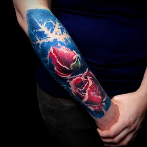 Frozen rose, cool color tattoo by Sven Hellerforth Tattoo 