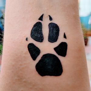 Wolf paw from the front of Maggie Stiefvaters Shiver books. #small #wolftattoo #blacktattoo 