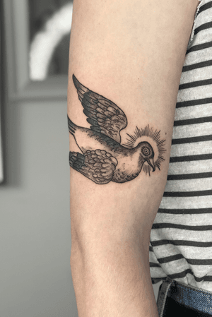 Holy pigeon for Fabian! Thank you for coming again ♥️ #tattoo #blackteatattoo #munich #munichtattoo #dotwork #blackwork #dots #lines #tattoomachine #tattoos #illustration #artist #tattooist #black #outlines #münchen #münchentattoo #ttmmt #ink #inked #tattoomünchen #tattoomunich #tttism #blxckink #blackworkerssubmission #blkttt #linework #pigeontattoo #animaltattoo