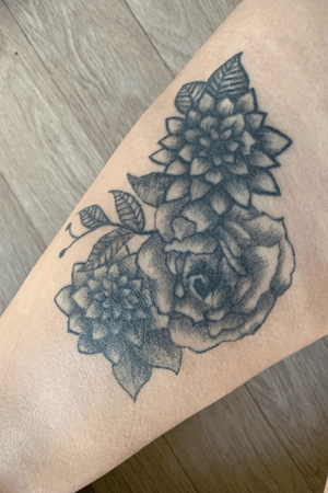 A tattoo I did on my self I must say I am confident in my flowers ❤️🥀