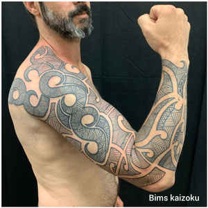 Rattrapage de l’épaule avec un peu le bras et j’ai fait tout le reste en free hand😊 j’adore taffer la ligne !!! J’en et eu pour mon grades 😂😂😂😂 #bims #bimstattoo #bimskaizoku #paris #paname #paristattoo #tatouage #tatouagehomme #maoristyle #maori #pontaudemer #pontaudemertattoo #tatt #tatts #tattoo #tattoos #tattoomodel #tattoostyle #tattooer #tattooed #tattos #tatted #tattooist #tattooartist #tattoolife #tattooart #tattoed #normandie 