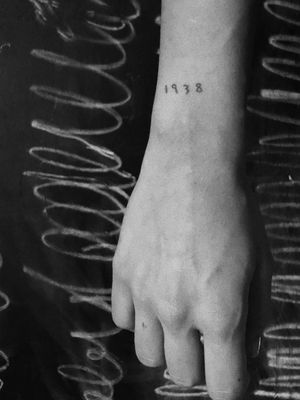 #minimal #minimaltattoo #tattoo #tattooart #tattooed #numbers #year #numberingtattoos #handwritting #tattooideas #tattolover #bishop #bishoprotary #ink #inkedgirls #thessaloniki #skg #ig_greece #tattoogreece 