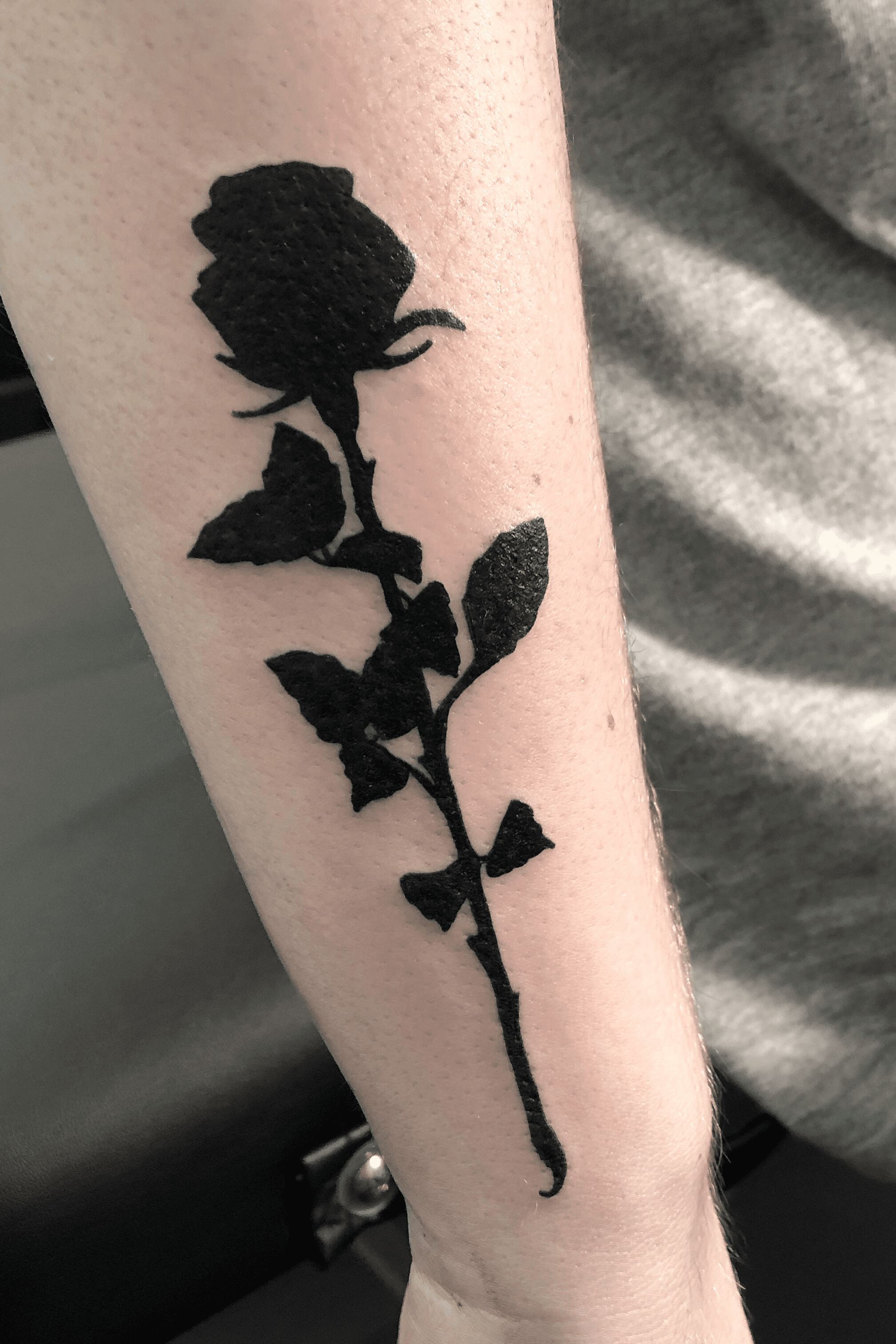 These Flower Tattoos with Black Backgrounds Turn Limbs into Elegant Works  of Art  Search by Muzli