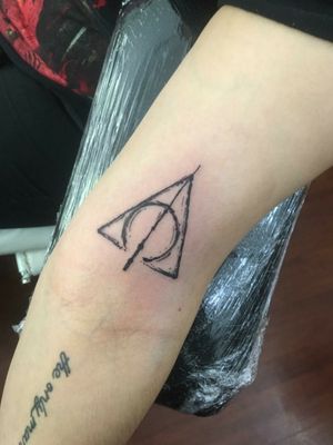 Reliquias de la muerte. Citas o cotizaciones, únicamente por redes sociales: Www.facebook.com/roxxaiin Instagram:@rz_tattoo #HarryPotterTattoos #linework #BlackworkTattoos #deathlyhallows #jkrowling #mexicantattoo #mexicanink #guadalajaratattoo #roxxaiin