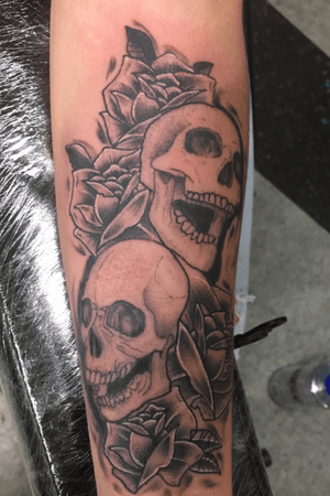 Black and grey skulls and roses 
