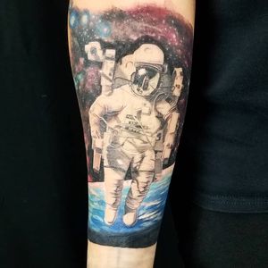 Done after the 3rd session. Thank you so much Jonathan!!! This day also marks the first day I started tattooing one year ago! . . #Tattoo #astronaut #astronauttattoo #spacetattoo #spaceman #aliens #outerspace #space #outerlimits #realism #art #colorrealism #realismtattoo #tattoorealism #3dtattoo #forearmtattoo #transartist #trans #queerartist 