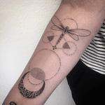 #tattoo #tatouage #dot #dotwork #dottattoo #petitspoints #dragonfly #dragonflytattoo #libellule #libelluletattoo #moon #moontattoo #lune #lunetattoo #geometrictattoos #geometric #lausanne #lausannetattoo #tattoolausanne #fann_ink 
