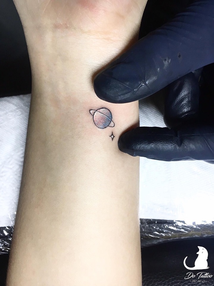 Tay\'s Tattoo là một trong những tiệm xăm lâu đời và có uy tín nhất, và đặc biệt là đối với những người yêu thích hình xăm thiên hà. Phong cách sáng tạo, chất lượng xăm tuyệt vời và giá cả hợp lý đã giúp Tay\'s Tattoo trở thành nơi được lòng khách hàng. Nhấp chuột vào hình để tìm hiểu thêm!