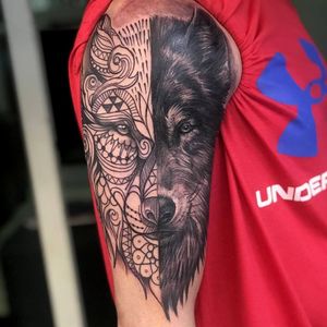 Lobo mitad y mitad ☠️⚡🐺 . . . #wolf #lobo #mandala #geometrico #geometric #realistic #realismo #blackandgrey #tattoo #tattuagen #tattuaggi #tatuaje #tattoolife #cba #cordoba #argentina