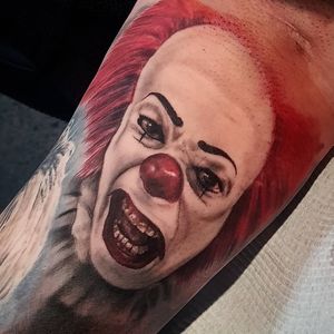 Penny wise inner bicep 
#it #pennywise #realism #realistictattoo #inkjecta #stencilanchored #colourrealism