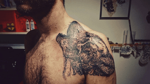 Blackwork. Tatuaje en hombro de lobo-calavera estilo grabado/ilustración.