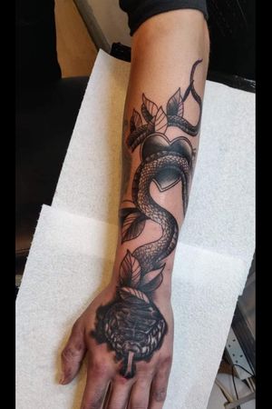 #tattooart  #snake  #heart #hearttattoo #snaketattoo #handtattoo #arm 
