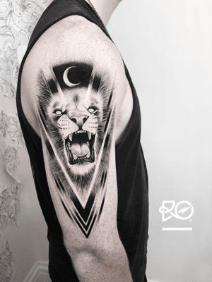 By RO. Robert Pavez • Shadows of the Lion • Done in studio Chronicink • 2019 #engraving #dotwork #etching #dot #linework #geometric #ro #blackwork #blackworktattoo #blackandgrey #black #tattoo #fineline