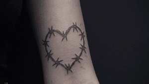 Fine line barbed wire heart 