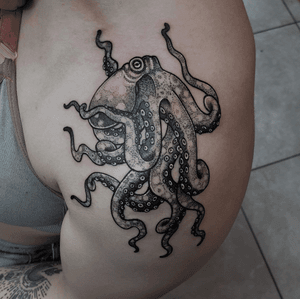 super stocked about this tattoo...it was my first time ever tattooing and octopus....and it was super fun to do ....i absolutely loved the way this tat came out and if u guys like it too .... smash the like button...😋🙏😎😎 #tattoogirls #tattoo #tats #blackandgreytattoos #dotworktattoo #tattoo #tat #shouldertattoo #octopus #octopustattoo #smalltattoos @worldfamousink @eternalink @bishoprotary @saniderm
