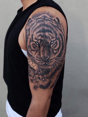 HEALED TIGER TATTOO FROM 3 WEEKS AGO ......... feels great to be a self taught tattoo artist and i love the growth ....if u guys think that  this is an amazing tattoo!!!! LIKE AND SHARE😋🤗🙏🙏😎😎 @eternalink @worldfamousink @saniderm @bishoprotary #tattoo #tats #blackandgreytattoos #tiger #tigertattoo #cherryblossomtattoo #shouldertattoo #armtattoos #tatted #firsttattoo @music_monster01