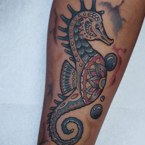 colourful ... free hand seahorse design i did tonight on a really cool and amzing client .... she was super happy with her tat and realy loved the way it came out !!!!😎😎😎🙏🙏🙏 @bishoprotary @eternalink #seahorsetattoo #watercolour #tattoo #tattoogirls #traditionaltattoos #armtattoo #seahorse #tats #blackandgreytattoos @flower_chachki