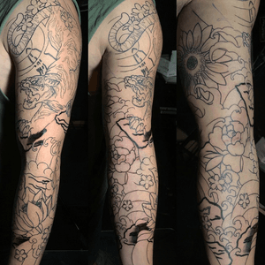 ⚔️ Swipe for video ⚔️ Today got to work again on this #japanesesleeve ! A week later & linework is 90% healed & we worked on the whole inside of his arm adding more wind bars , finger waves, cherry blossoms & a big ol peony on his ditch ! 🔥 plus added a sunflower on his bicep but making it work out in the japanese style ! Let's do more japanese tattoos people 👹 Done at @crackerjacktattoos ! #TattzByAG #Ink #Tattoo #Tatuaje #BodyArt #ArteCorporal #Japanese #JapaneseTattoo #JapaneseSleeve #Irezumi #fullsleeve #fullsleevejapanese #japanesetraditional #traditionaljapanesetattoo #dfw #dfwtattoos #fortworth #fortworthtexas #fortworthtattoos