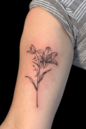 Artist: Chelssy at Silver Bones Tattoo• • • •#tattoo #tatted #tattooaddicts #vancouver #vancouvertattooartist #vancouvertattoo #westcoast #surreybc #langleybc #coquitlambc #richmondbc #ink #inked #realisticink #vancouverisland #granvilleisland #granville #604 #mainstreetvancouver #beauty #simplicity #floral @bones.tattoo