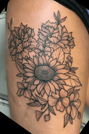 Minimalistic flower design! I love doing these . #tattooartist #dynamicink #fkirons #blackandgrey #minimalist #sunflower #flower #Cheyenne #eternalink #Black #blackwork #killerink #fusionink #tattooart 