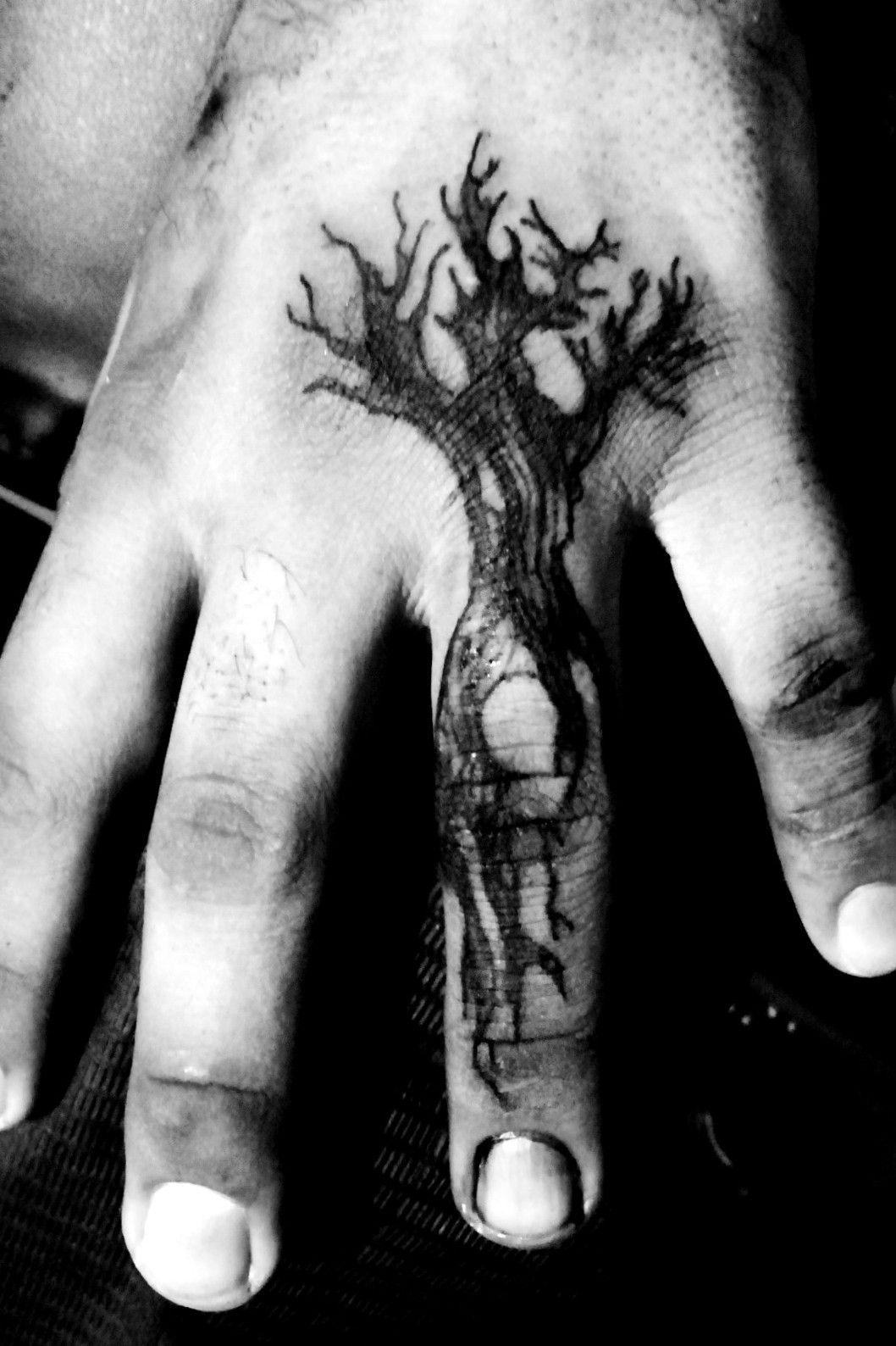 Tattoo uploaded by Carlos Bustillos • Tree hand finger black wood woods  Árbol dedos mano tronco bosque • Tattoodo