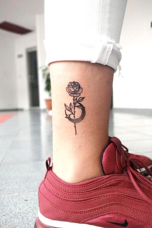 #tattooart #tattooartist #tattoo #flowertattoo #rosetattoo #rose #moon #dotwork #kurosumi #Black #minimaltattoo #minimalistic 