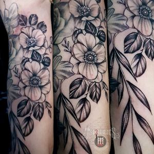 Fine line floral tattoo #finelinetattoo #floral #blackinktattoo #tat2holics