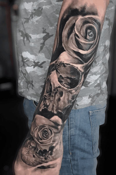 -HEALED- Hand + ext forearm done in a day session #skull #skulltattoo #roses #roses #rosetattoo #flower #flowertattoo #blackandgrey #blackandgreytattoo #realism #realistic #realistictattoos #portrait #portraittattoo #oldlondonroadtattoos #simonecamilloni #london #londontattoo #londontattooconvention #uktta #Tattoodo #ink #inked #tattooartist #tattooart 