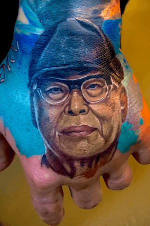 #colorportrait #Tattoo of my #father on my left hand. Now we will alway be with me. Miss u dad~! Amazing color realistic tattoo artist from Russia name @zolotaykovladimir did this crazy color art work! He will be with @tattookorea_official for a month so if you want some realistic art work make an appointment with @tattookorea_official Address : we are on the 4th floor 8, Hakdong-ro 1-gil, Gangnam-gu, Seoul, Republic of Korea To make an appointment: #kakao : ta2korea #text : 010 8998 1911 #tattookorea #타투분장 #강남타투 #인스타 #타투코리아 #tattookorea™ #gangnamstyle 