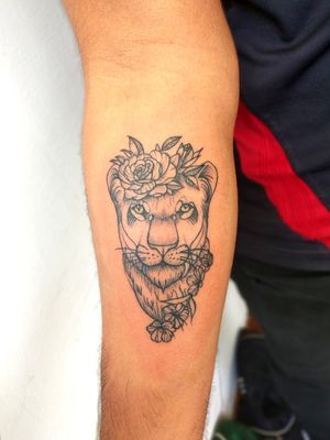 #tattoo #tattooart #tattooartist #lion #liontattoo #roses #dotstolines #dotshading #linework #lines #shadows #cat #feline 