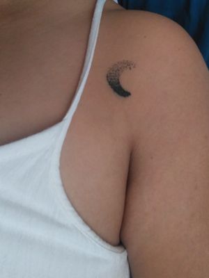 Tiny Moon tattoo black dotwork#moontattoo  #moon #moonphase #dotworktattoo #blacktattoo  #puntillism #Luna #puntillismo #tattoo #dotwork #tinytattoo #shouldertattoo #tiny #delicatetattoo 🇲🇽Juarez, Chihuahua México 🇲🇽6561318305Tattoodo.com/ZenkyinkFb.com/ZenkyinkInstagram @Zenkyink