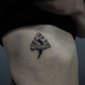 •🌩️• Nuvenzinha dotwork tatuada na costela 💪 . #victor_schmegel #tattooart #dotwork #cloudtattoo #flashtattoo