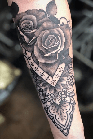 Done by Bertina Rens @swallowink @balmtattoo_benelux  #blackngrey #graphictattoo #graphicdesign #mandala  #tattoos #tattooart #inked #art #dotwork #dotworktattoo #leg #legtattoo #tattoo #ink #inkstagram #tattoos #tatoeage #thebesttattooartists #tattooart #tattooartist #armtattoo #rosetattoo #rose #arm #omfgeometry #dailydotwork #geometrip