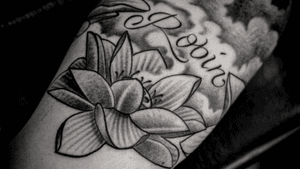 Freestyle sleeve flower #blackandgrey #blackandgreytattoo #flower #lettering #freehand #tattooartist #shading #tatouage 