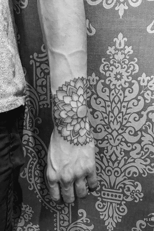 Handpoked#traditional#tattoo#freehand#inklove#blacktattoo#buntfürsleben#dotwork#studio#onelove#silverbackink#stickandpoke#handpokers#stickandpoked#handmadetattoo#mandalatattoo 