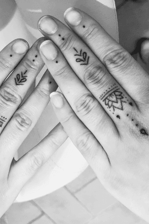 Handpoked#traditional#tattoo#freehand#inklove#blacktattoo#buntfürsleben#dotwork#studio#onelove#silverbackink#stickandpoke#handpokers#stickandpoked#handmadetattoo#fingertattoo 