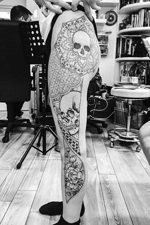 Handpoked#traditional#tattoo#freehand#inklove#blacktattoo#buntfürsleben#dotwork#studio#onelove#silverbackink#stickandpoke#handpokers#stickandpoked#handmadetattoo#skulltattoo #flowers 