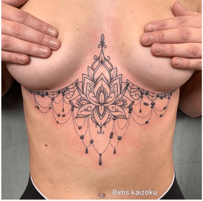 1er tattoo un underboobs elle et venue déterminée !!😊😊😊 #bims #bimskaizoku #bimstattoo #paris #paname #paristattoo #tatouage #normandie #normandietattoo #pontaudemer #pontaudemertattoo #underboobss #flowers #lotustattoo #youtubeuse #blogueuse #tatt #tatts #tattoo #tattoos #tatto #tattoostyle #tattooer #tattooing #tattooartist #tattoolove #tattoogirls #tattoed 