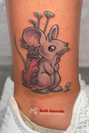 Tatuaje ratón y palos de Golf. Por Ruth Cuervilu tattoo en KM13 Studio. Astrabudua-Erandio. Bizkaia. 