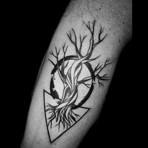 Un rapidin de recien.. #tattoo #inked #ink #tree #arbol #triangle #triangulo #circulo #geometric #treetattoo #black #blacktattoo #blackwork #blackworkers