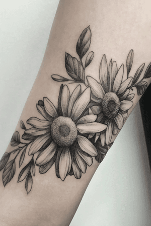 Sunflowers 🌻💛  /  #Blackwork #blackworktattoo  #dotwork #dotworktattoo #fineline #finelinetattoo #sunflower #sunflowertattoo #flower #flowers 