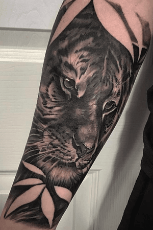 We're roaring with excitement over the fact that Danny B (@dannyrealistictattooing) has space as soon as Monday! 🐯🍃