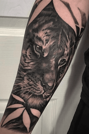 We're roaring with excitement over the fact that Danny B (@dannyrealistictattooing) has space as soon as Monday! 🐯🍃
