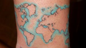 #earthtattoo #mapoftheword #map #world #earth #fineline #aquarela #aquarelatattoo #aqua #autotattoo #donebyme 