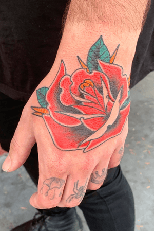 Hand Rose #Boise #Idaho #tattooartist #tattoo #tattoos #ink #tattooart #inked #art #tattooed #tattoolife #artist #tattooer #tattoodesign #tattooideas #tattoostyle #tattooshop #bodyart  #instatattoo #tattoosofinstagram #drawing #americanatattoos #AmericanTraditional #rose #rosetattoo #hand 